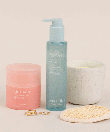 Pem Delian Perfector pórusnormalizáló arctisztító gél és Meltaway, mellettük gyertya, gyűrűk és pamacs