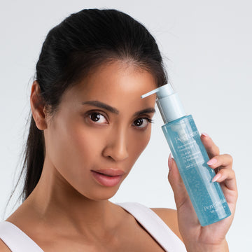 Pem Delian Perfector - modell kezében tartva a homlokához érintve