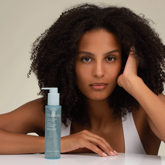 Pem Delian Perfector pórusnormalizáló arctisztító gél modell előtt asztalra letéve