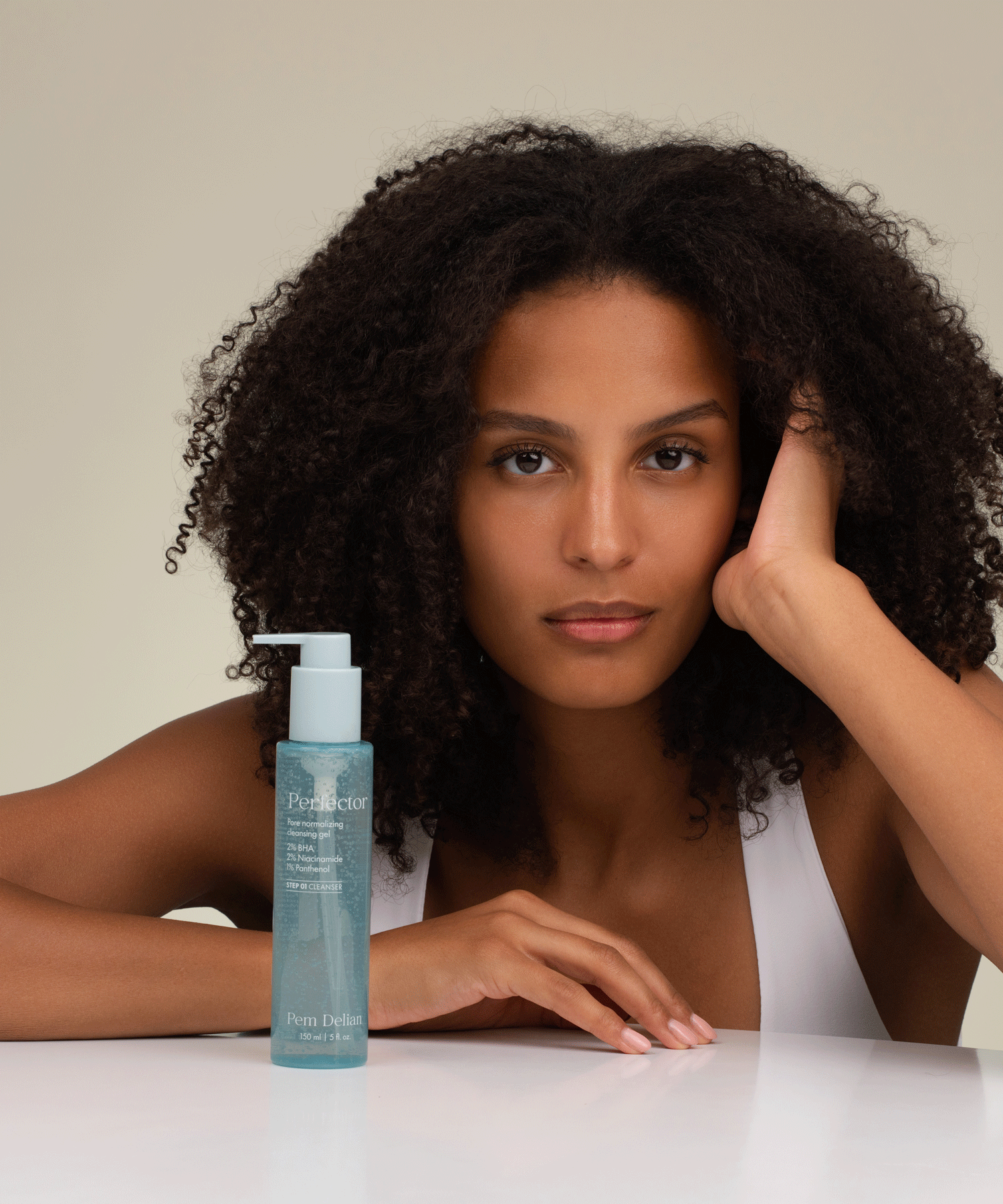 Pem Delian Perfector pórusnormalizáló arctisztító gél modell előtt asztalra letéve