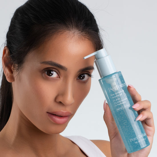 Pem Delian Perfector sötét hosszú hajú modell a homlokához érinti