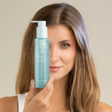 Pem Delian Perfector szalicilsavas arctisztító gél modell kezében tartva szem előtt