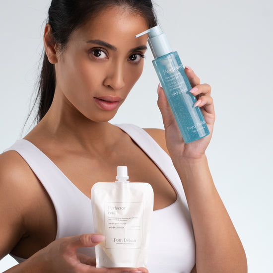 Pem Delian Perfector tégely és Refill a modell két kezében