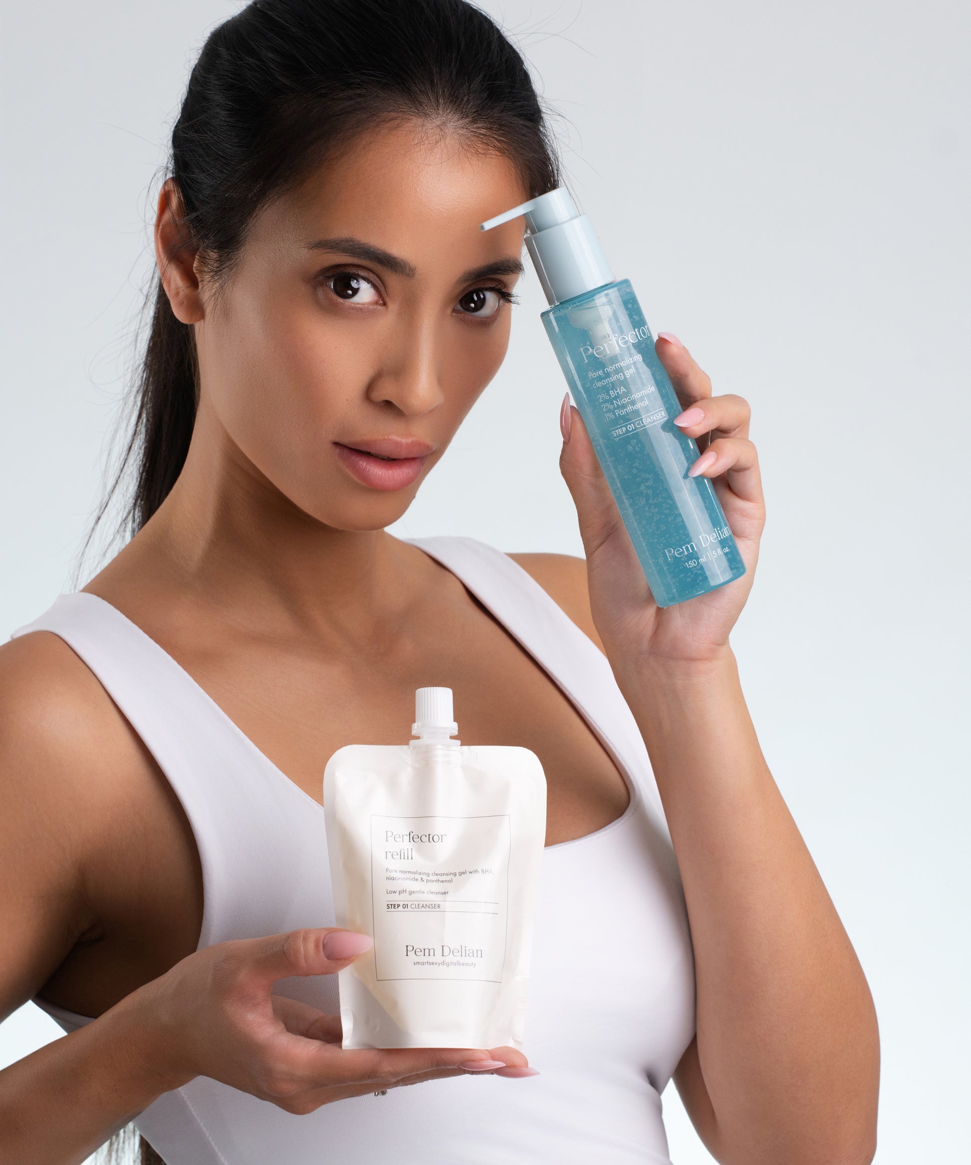 Pem Delian Perfector tégely és Refill a modell két kezében