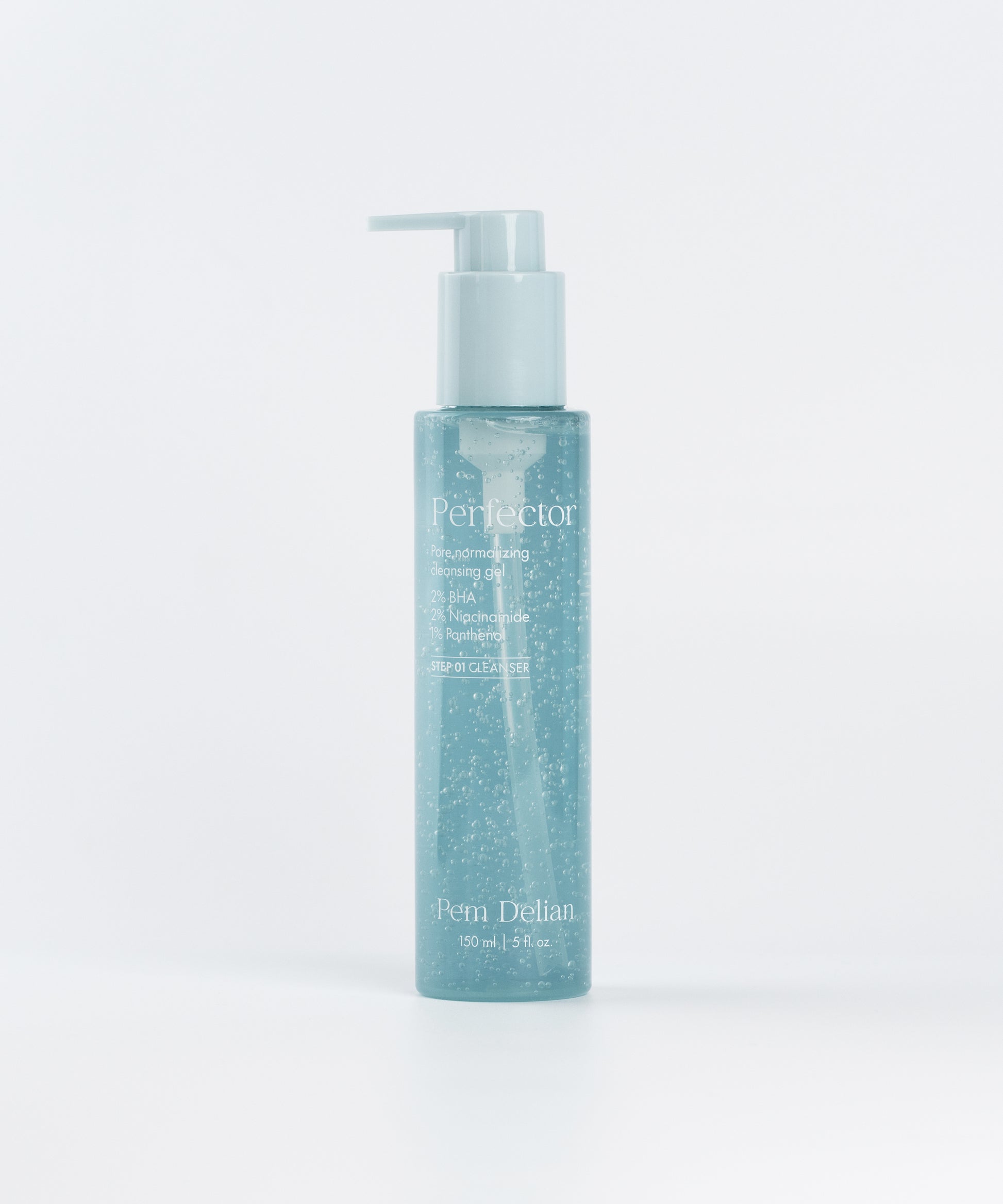 Pem Delian Perfector fehér háttérrel