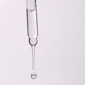 Pem Delian Phoenix C-vitaminos antioxidáns szérum kicseppen a pipettából