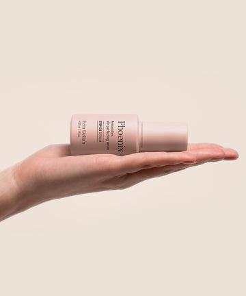 Pem Delian Phoenix antioxidáns, bőrtökéletesítő szérum C-vitamin származékkal modell kezében