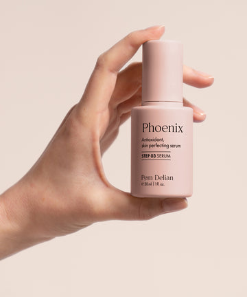 Pem Delian Phoenix antioxidáns, bőrtökéletesítő szérum modell kezében
