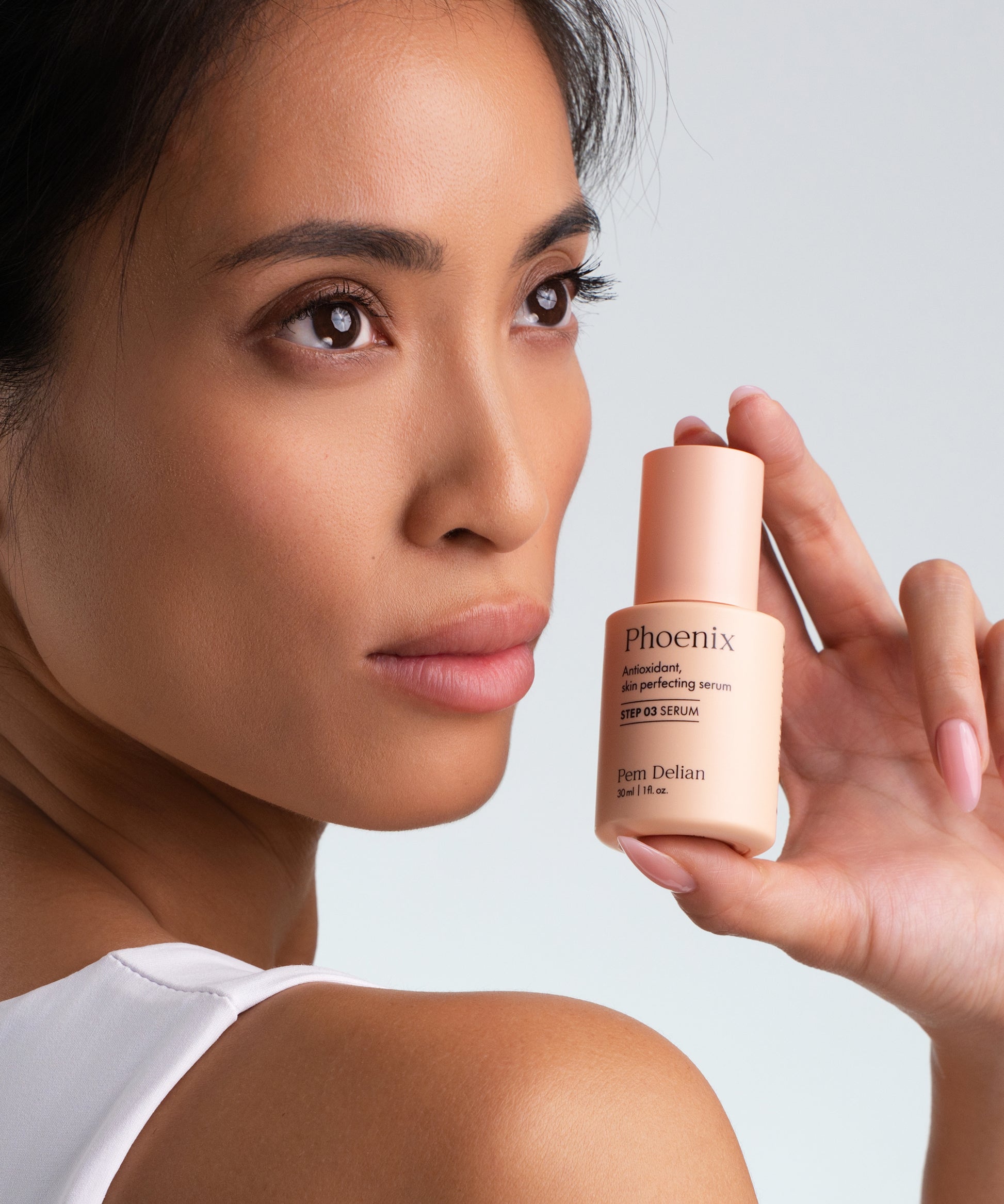 Pem Delian Phoenix szérum: keleti modell arca előtt tartja