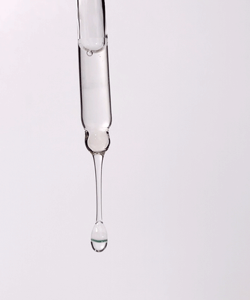 Pem Delian Phoenix antioxidáns, bőrtökéletesítő szérum formulája kicseppen a pipettából