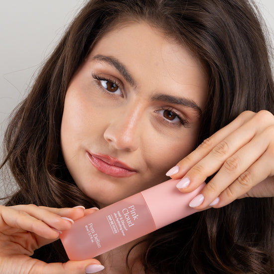 Pem Delian Pink Cloud NMF & Glycoin Ultra hidratáló toner  a modell álla alatt tarva 