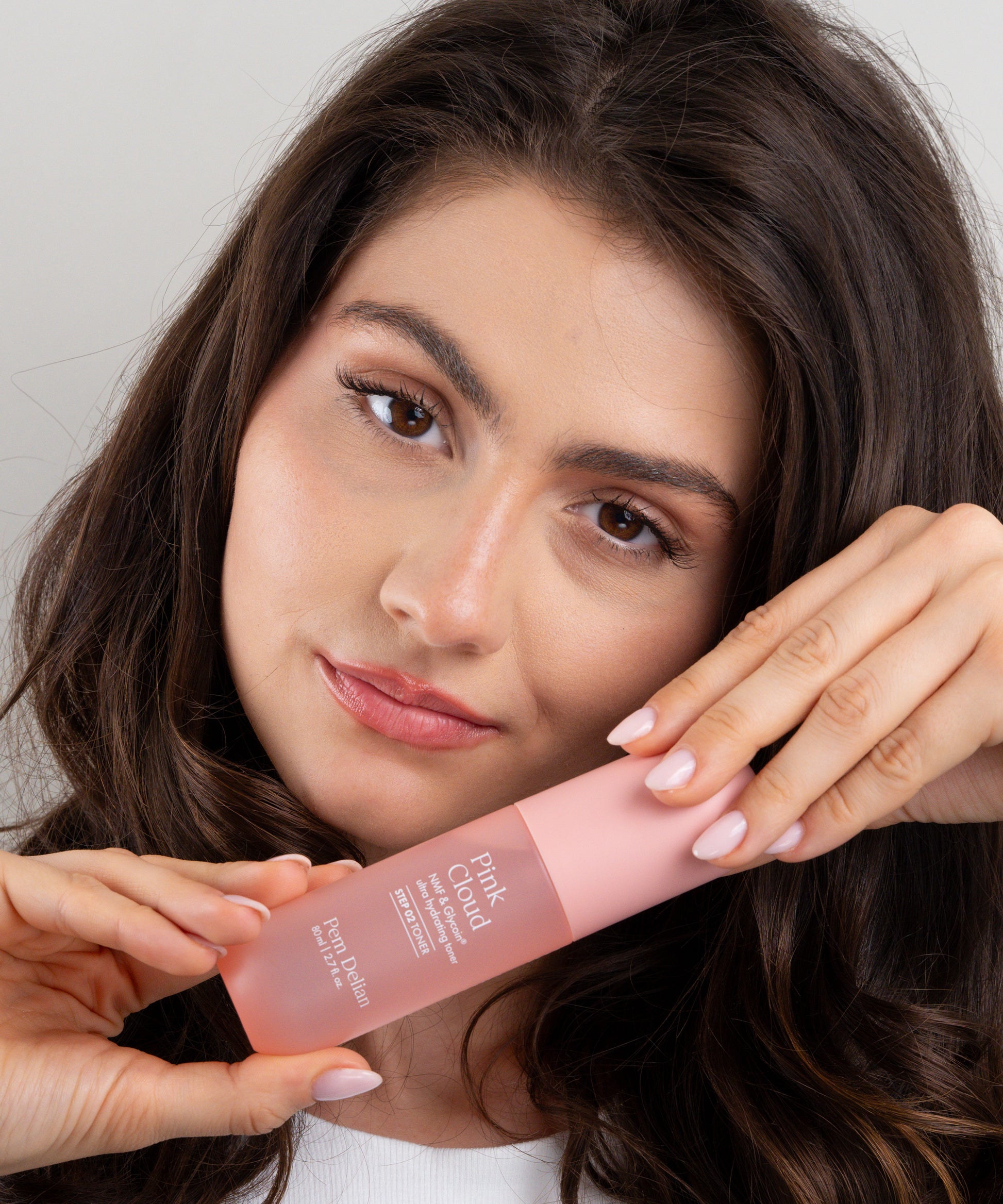 Pem Delian Pink Cloud NMF & Glycoin Ultra hidratáló toner  a modell álla alatt tarva 