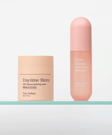 Pem Delian Pink Cloud NMF & Glycoin Ultra hidratáló toner egy üveg polcon, mellette a Daytime Hero hidratálókrém