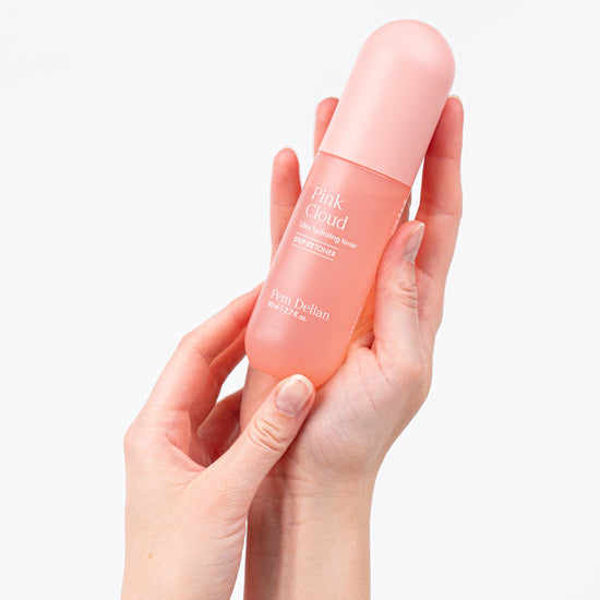 Pem Delian Pink Cloud NMF & Glycoin Ultra hidratáló toner modell kezében
