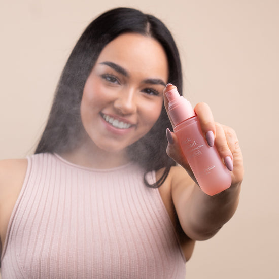 Pem Delian Pink Cloud NMF & Glycoin Ultra hidratáló toner permetezve a modell arca előtt