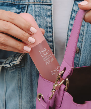 Pem Delian Pink Cloud NMF & Glycoin Ultra hidratáló tonert beleteszi a modell a lila színű táskába 