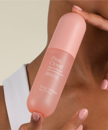 Pem Delian Pink Cloud NMF & Glycoin Ultra hidratáló tonert a modell az ujjai között tartja
