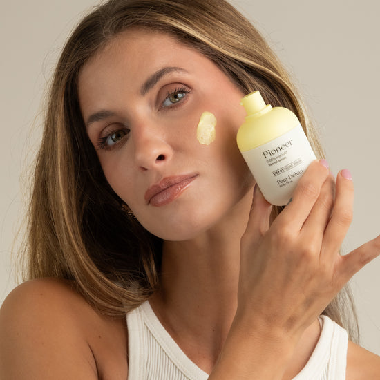 Pem Delian Pioneer Retinal szérum modell arca előtt, sárga textúra az arcon