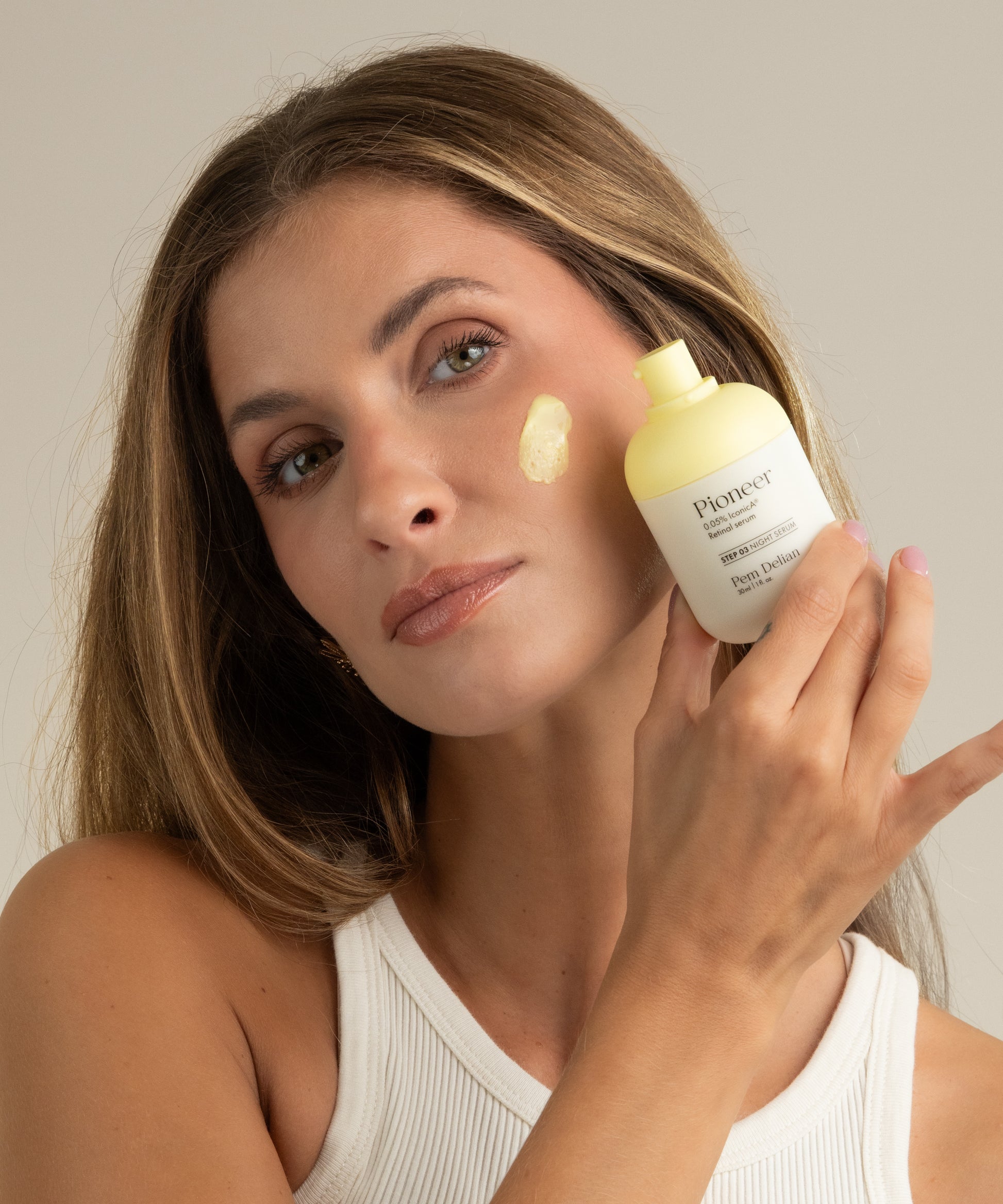 Pem Delian Pioneer Retinal szérum modell arca előtt, sárga textúra az arcon