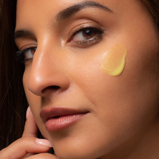 Pem Delian Pioneer Retinal szérum textúrája a modell arcán