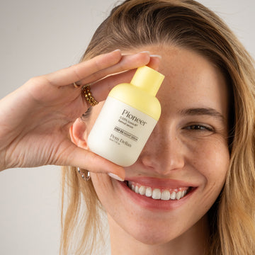 Pem Delian Pioneer Retinal szérum mosolygós, szőke modell arca előtt