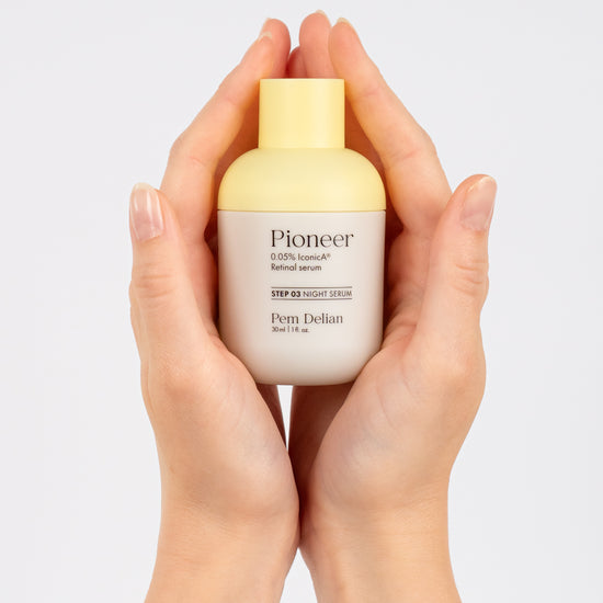 Pem Delian Pioneer Retinal szérum két kézben fogva