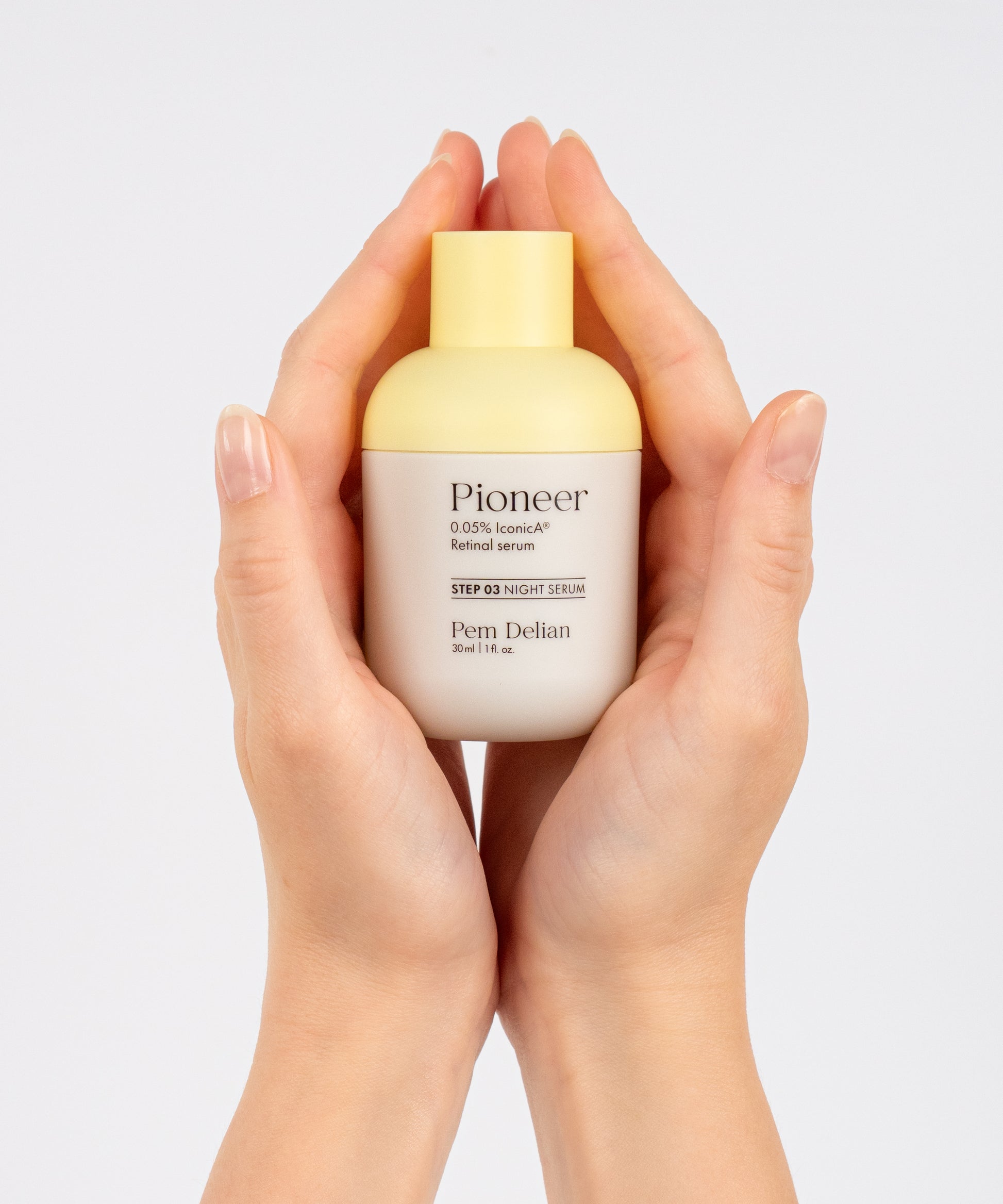 Pem Delian Pioneer Retinal szérum két kézben fogva