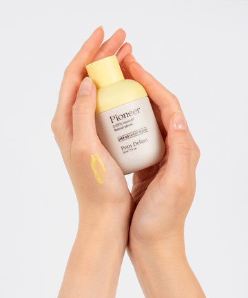 Pem Delian smart-aging Pioneer Retinal szérum kézben, textúra kikenve a kézen