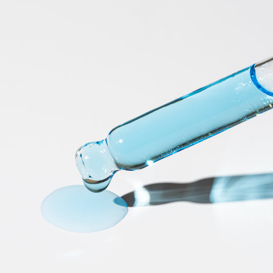 Pem Delian kék színű Purist 10% Niacinamide+ 3 PCA multiszérum
kicseppen a pipettából