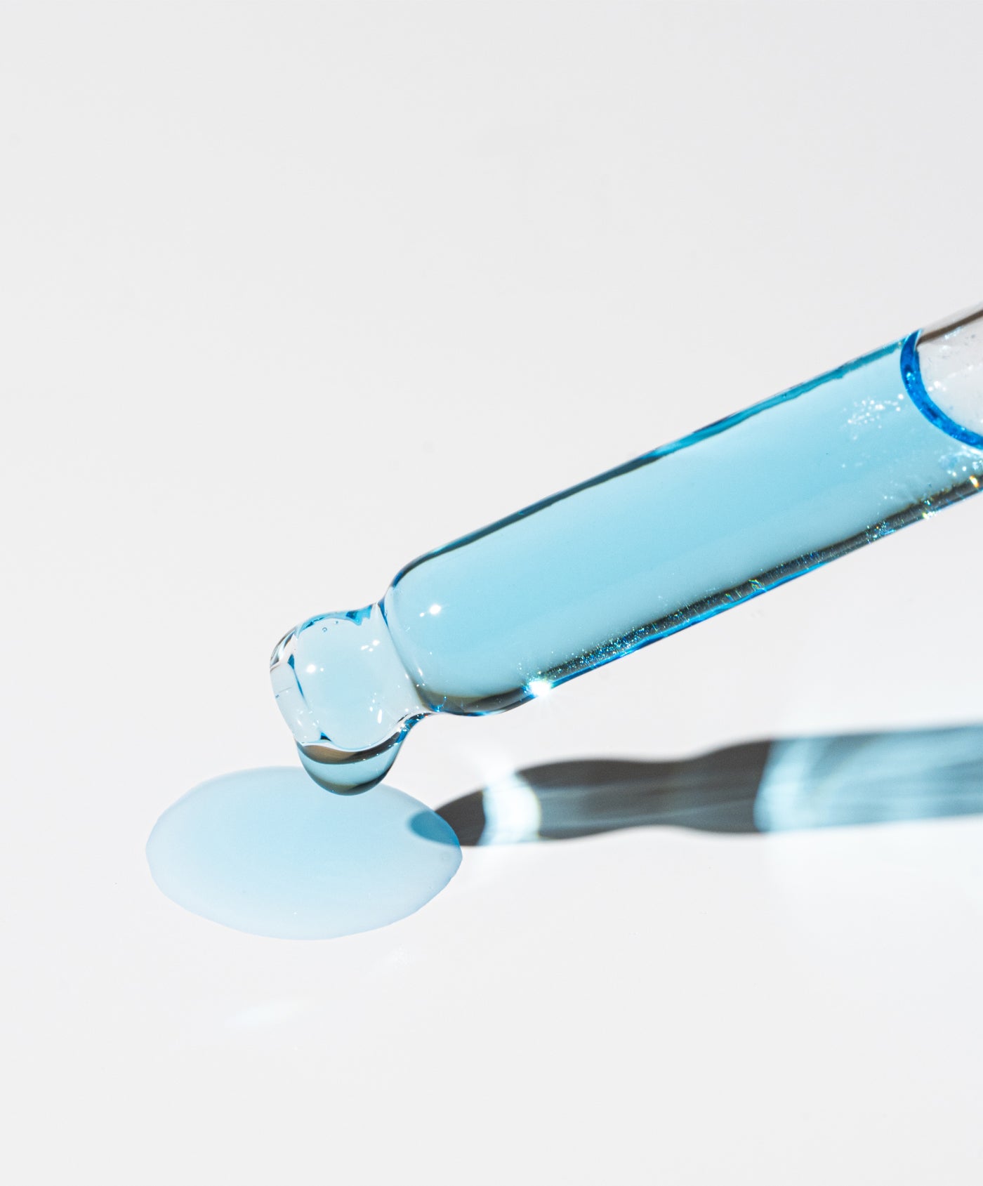 Pem Delian kék színű Purist 10% Niacinamide+ 3 PCA multiszérum
kicseppen a pipettából