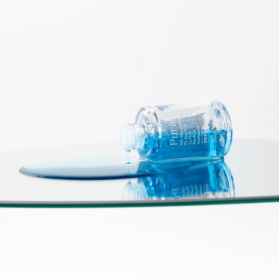 Pem Delian Purist 10% Niacinamide+ 3 PCA multiszérum üveg lapon kifolyva
