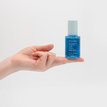 Pem Delian kék színű Purist 10% Niacinamide+ 3 PCA multiszérum ujjbegyen