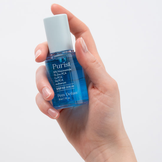 Pem Delian kék színű Purist 10% Niacinamide+ 3 PCA könnyed, olajmentes multiszérum
a modell kezében tartva