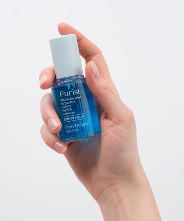 Pem Delian kék színű Purist 10% Niacinamide+ 3 PCA könnyed, olajmentes multiszérum
a modell kezében tartva