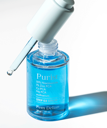 Pem Delian kék színű Purist 10% Niacinamide+ 3 PCA multiszérum
kupak nélkül megcsillan a fényben