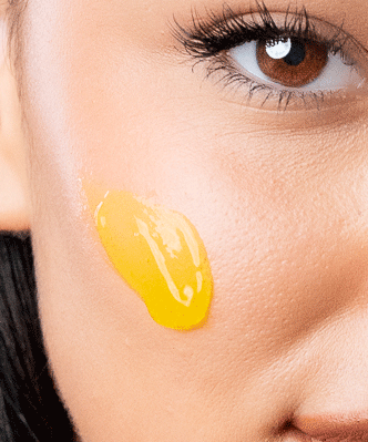 Pem Delian Restart Enzim + AHA-BHA bőrmegújító és ragyogásfokozó hámlasztó gélmaszk modell arcára kikenve