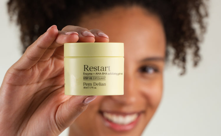 Pem Delian Restartra fókuszálva, a modell kezében tartja