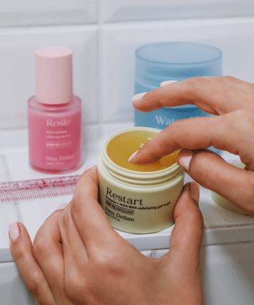 Pem Delian Restart Enzim + AHA-BHA hámlasztó gélmaszk fürdőben fotózva, mögötte Rosie szérum és kék Water Plump hidratálókrém