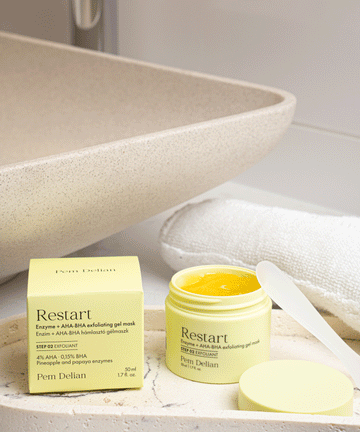Pem Delian Restart Enzim + AHA-BHA hámlasztó gélmaszk fürdőszobában 