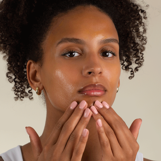 Pem Delian Restart Enzim + AHA-BHA hámlasztó gélmaszk felvitele a bőrre, lágy masszírozó mozdulatokkal