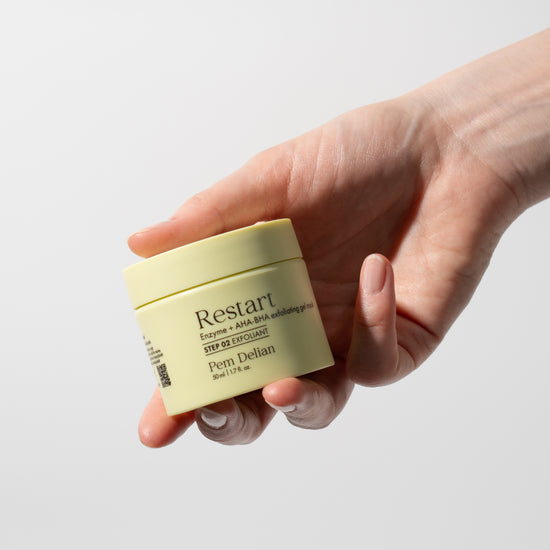 Pem Delian Restart Enzim + AHA-BHA hámlasztó gélmaszk modell kezében tartva