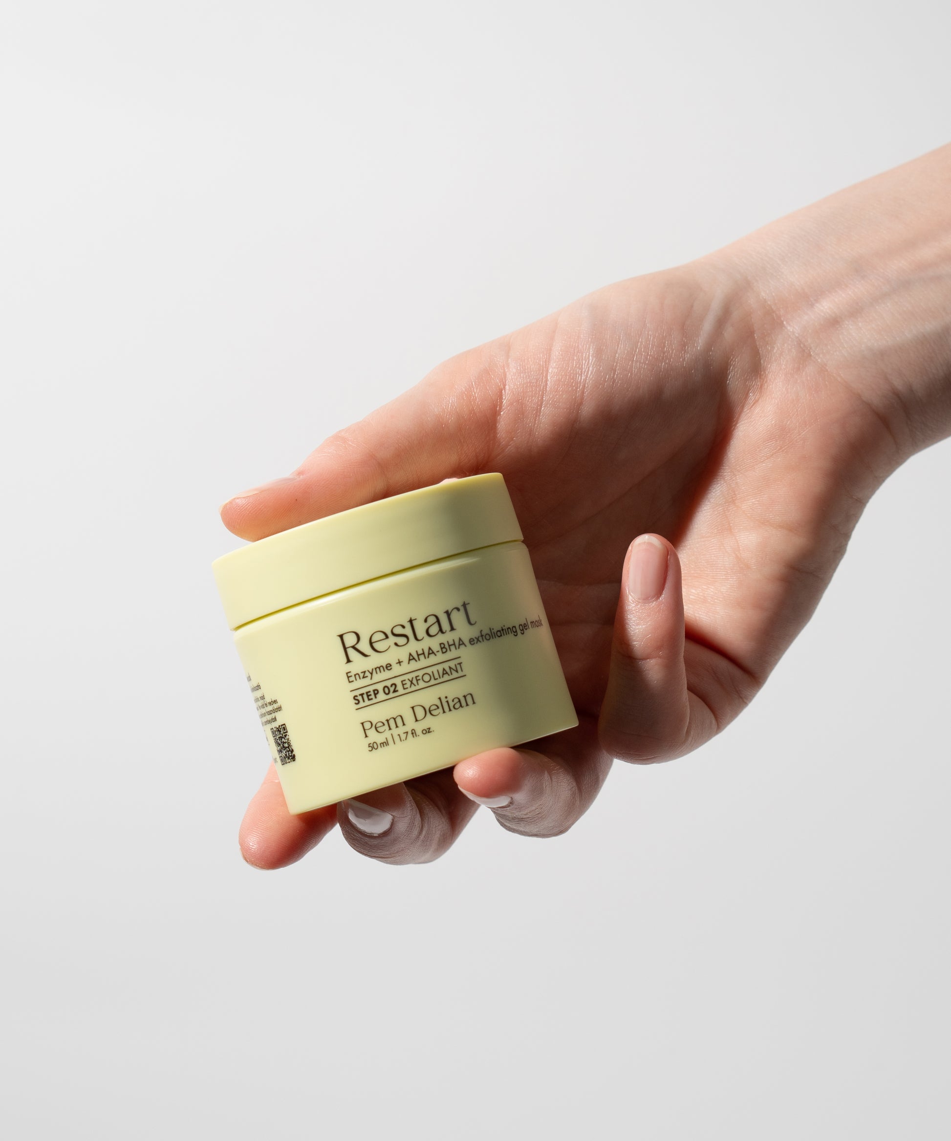 Pem Delian Restart Enzim + AHA-BHA hámlasztó gélmaszk modell kezében tartva