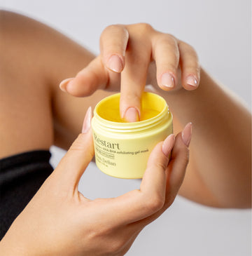 Pem Delian Restart Enzim + AHA-BHA hámlasztó gélmaszkba a modell belenyúl az ujjával