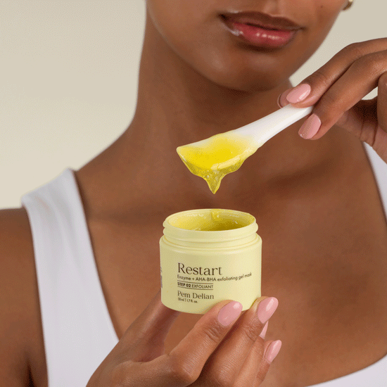 Pem Delian Restart Enzim + AHA-BHA hámlasztó gélmaszk sárga textúráját a modell spatulával megmutatja