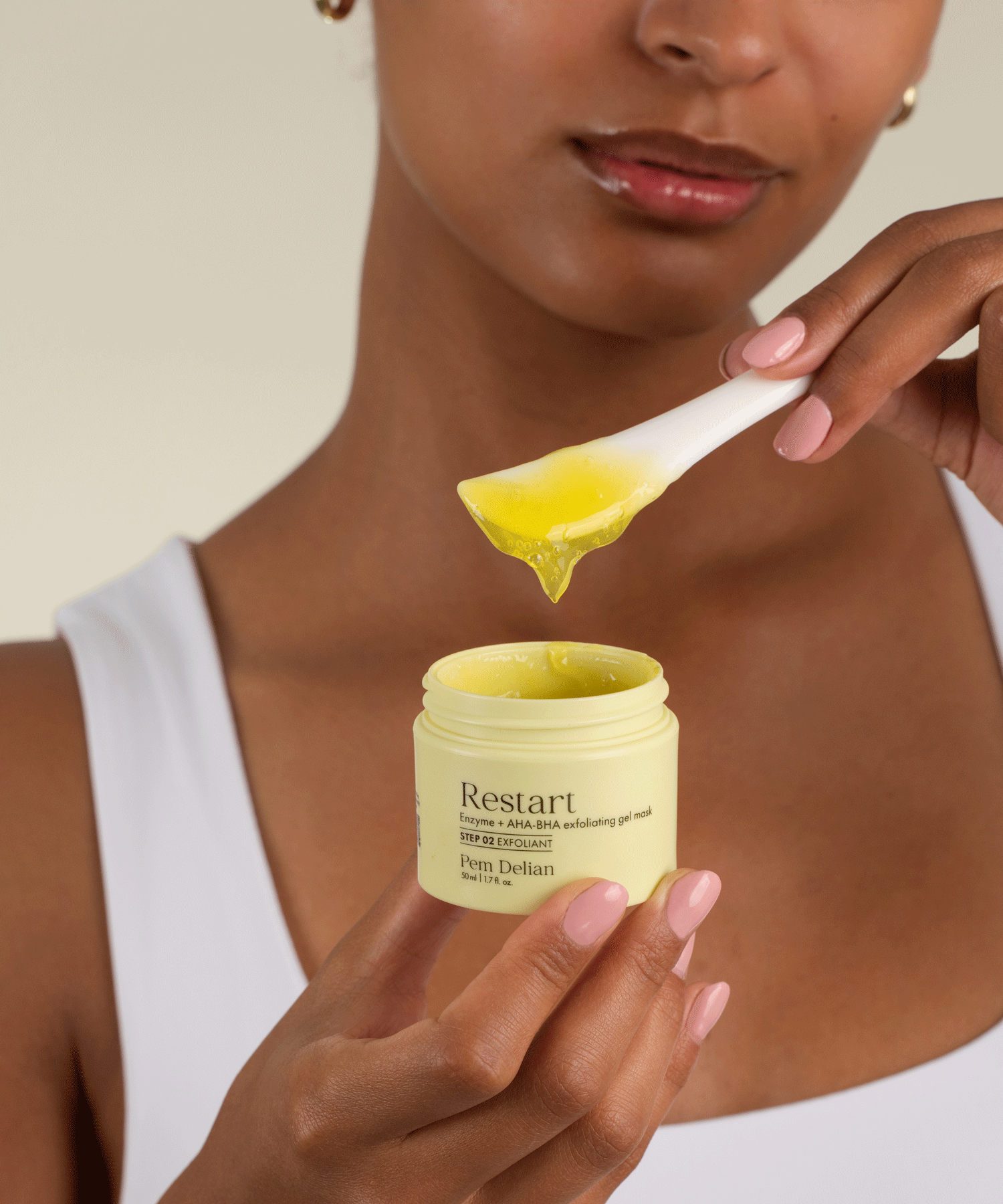 Pem Delian Restart Enzim + AHA-BHA hámlasztó gélmaszk sárga textúráját a modell spatulával megmutatja