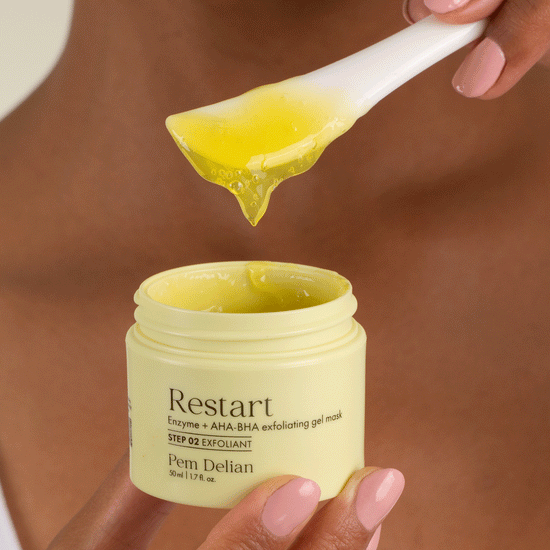 Pem Delian Restart Enzim + AHA-BHA hámlasztó gélmaszk sárga textúrája spatulával megmutatva
