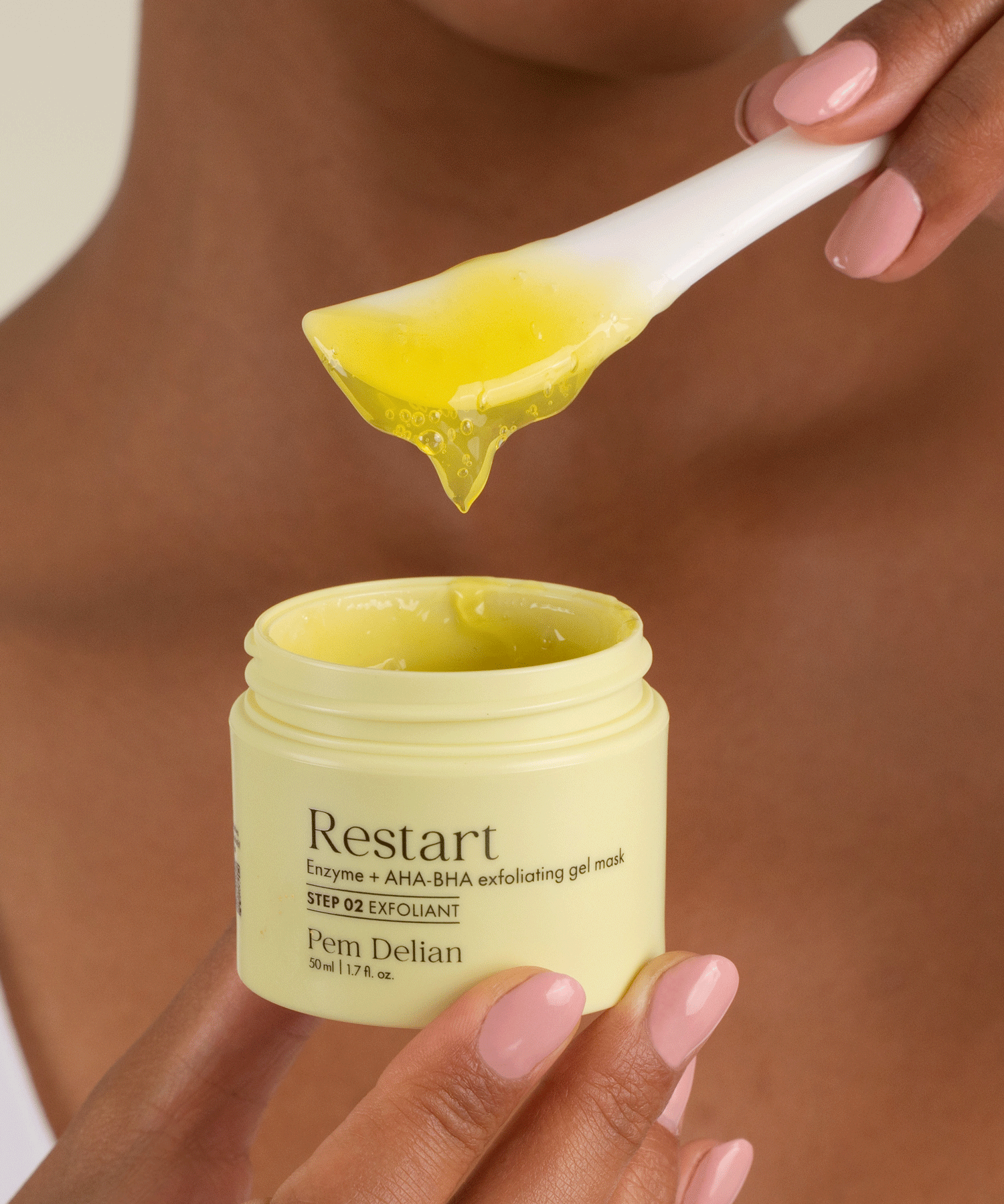 Pem Delian Restart Enzim + AHA-BHA hámlasztó gélmaszk sárga textúrája spatulával megmutatva