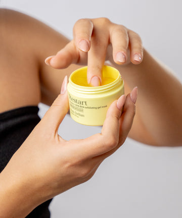 Pem Delian Restart Enzim + AHA-BHA bőrmegújító és ragyogásfokozó hámlasztó gélmaszk, modell ujjal tégelybe belenyúl