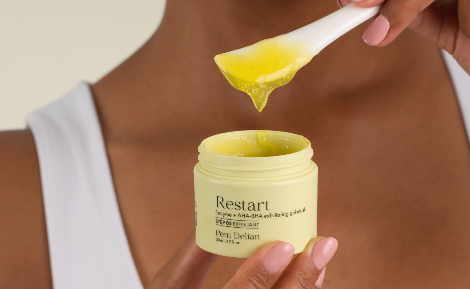 Pem Delian Restart tégelyből kiskanállal veszi ki modell a sárga hámlasztót - textúra bemutatása