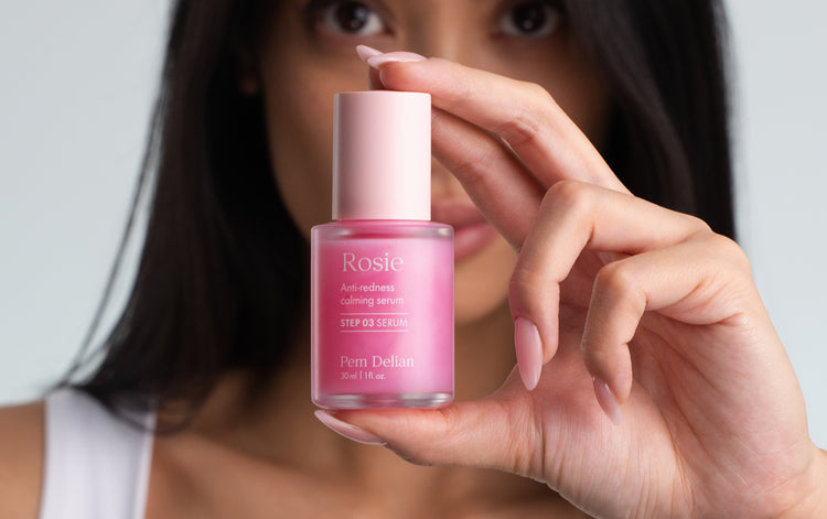 Pem Delian Rosie szérum modell arca előtt tartja